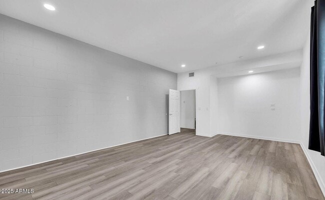 Building Photo - 832 S Farmer Ave