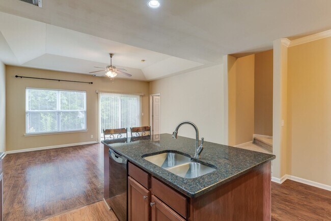 Building Photo - Beautiful 2-Bed, 2.5-Bath Townhouse in Har...