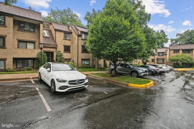 Building Photo - 1635 Parkcrest Cir