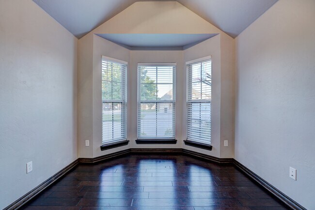 Building Photo - 812 Ryan Rd