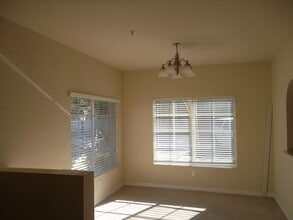 Building Photo - BEAUTIFUL TOWNHOME IN GATED COMMUNITY