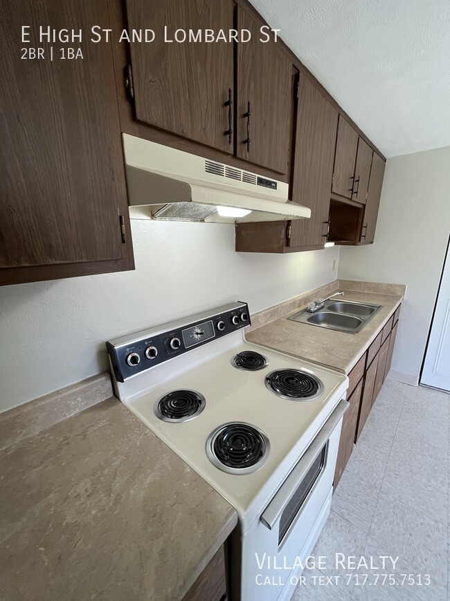 Building Photo - Huge 2-Bed apartment with washer/dryer hoo...