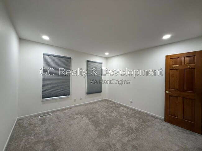 Building Photo - 882 Clarendon Ln