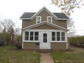Building Photo - 3 Bed 2 Baths close to UWEC! Available June 1st 2025