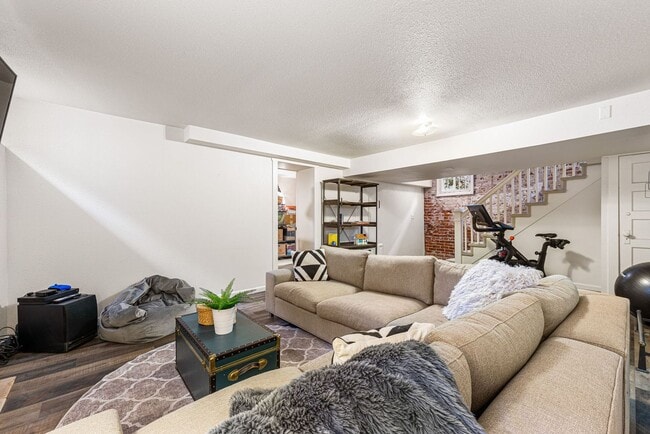 Building Photo - LOCATION LOCATION!! Stunning home located ...