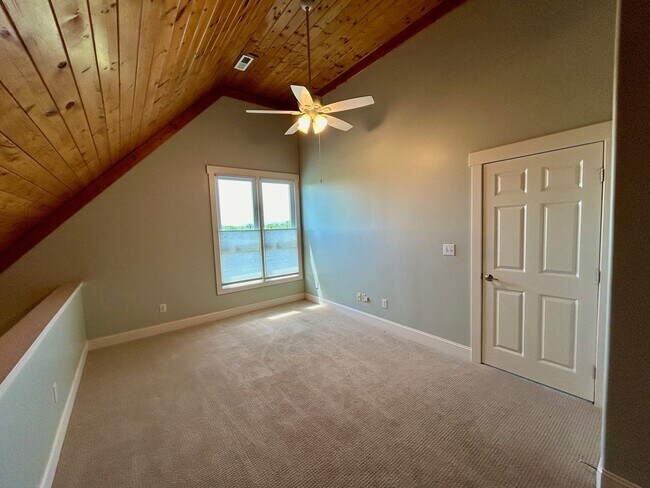 Building Photo - Central AVL - Custom Built, Made for Enter...