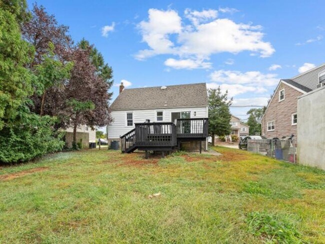 Building Photo - Beautifully Renovated 3-Bedroom, 1.5-Bath Home with Modern Kitchen & Driveway Parking in Mt. Ephr...