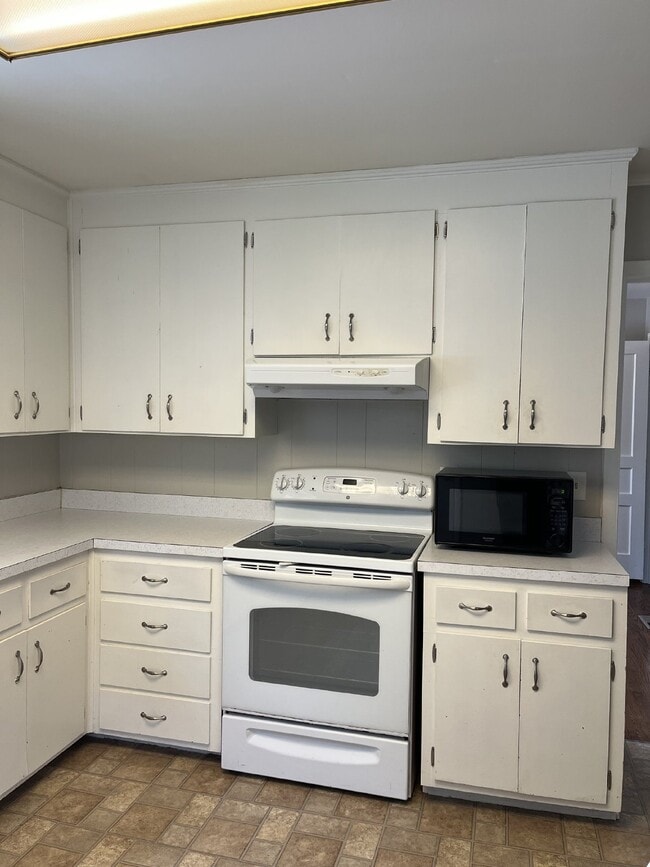 Building Photo - Charming 3-Bed Home with Hardwood Floors &...