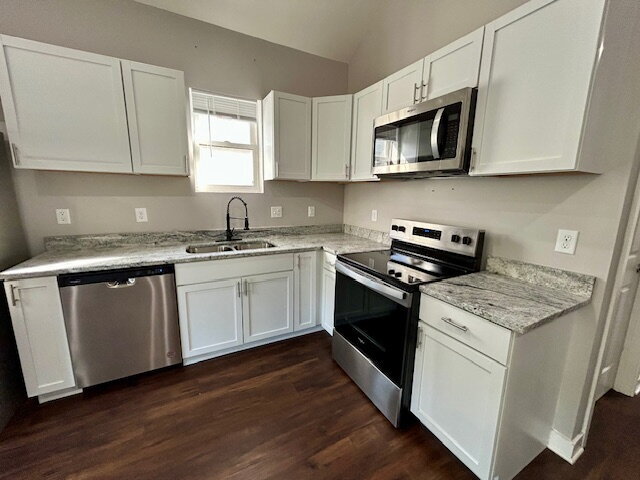 Building Photo - 3 Bedroom 2 Bath Duplex in the Heart of Indianapolis