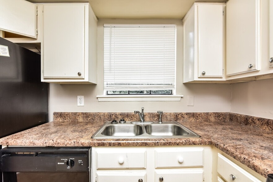 Building Photo - 4723 Old Highgate Entry