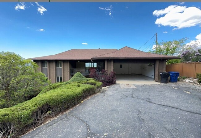 Building Photo - Large home with spectacular Salt Lake City views