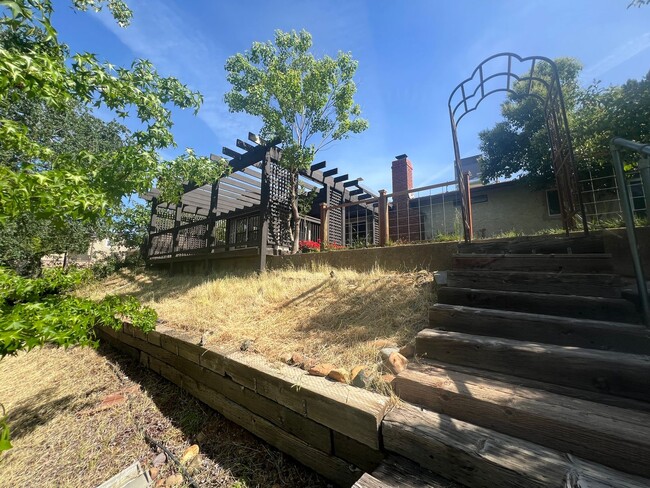 Building Photo - Beautiful Updated West Redding Home!