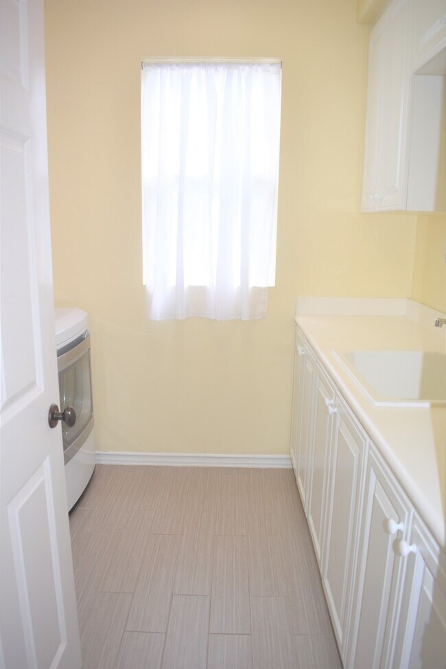 Building Photo - Beautiful 5 bedroom, 5 bath home in Desirable North Park Irvine