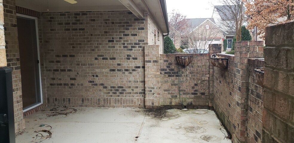 Building Photo - 315 St Nicholas Trl