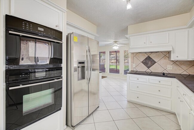 Building Photo - 2807 Planters St