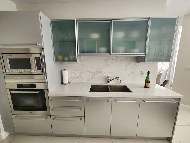 Building Photo - 18201 Collins Ave