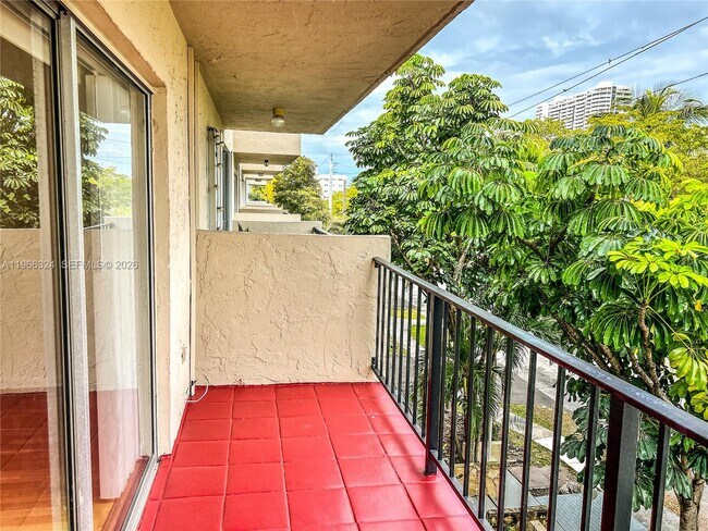 Building Photo - 3860 NE 170th St