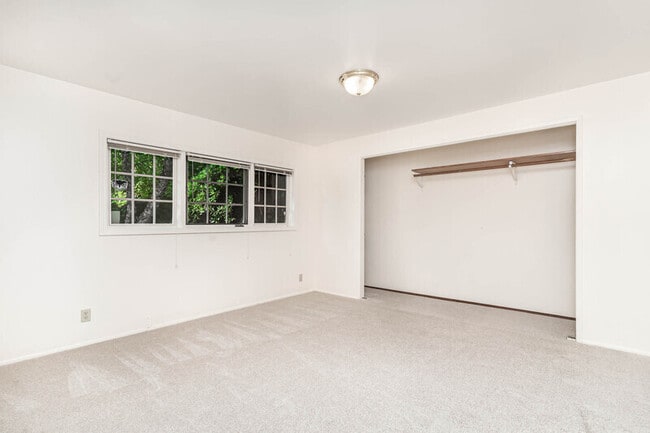 Building Photo - 5120 NE 54th St