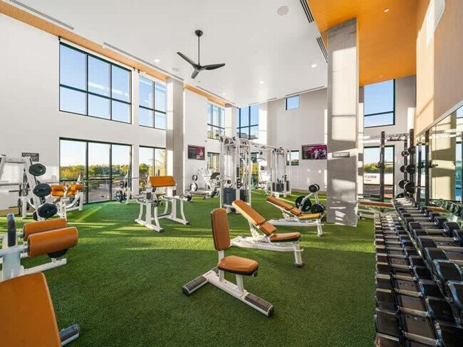 Building Photo - 15825 N 71st St