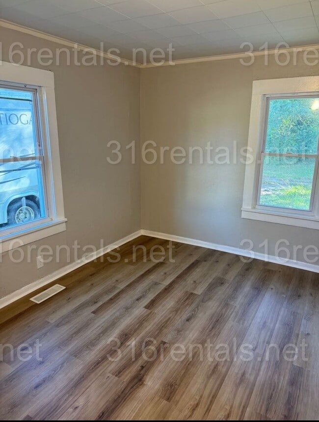 Building Photo - Recently Remodeled 3 Bedroom Home