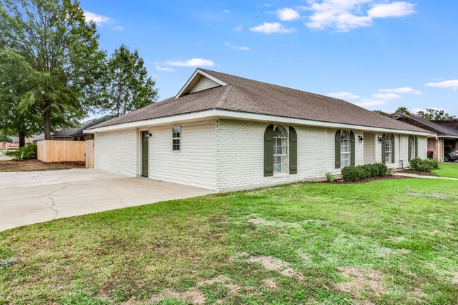 Building Photo - Beautiful Newly Renovated Large Home!