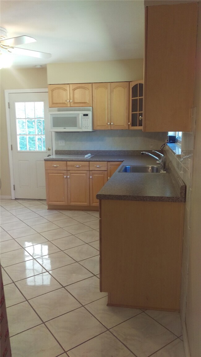 Building Photo - 18 Country Squire Ct