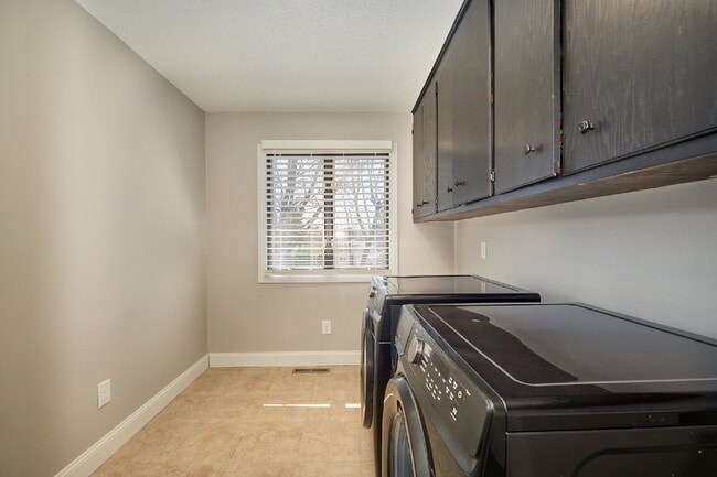 Building Photo - Charming 3-Bedroom Retreat with Finished Basement & Cozy Fireplace in Shoreview!