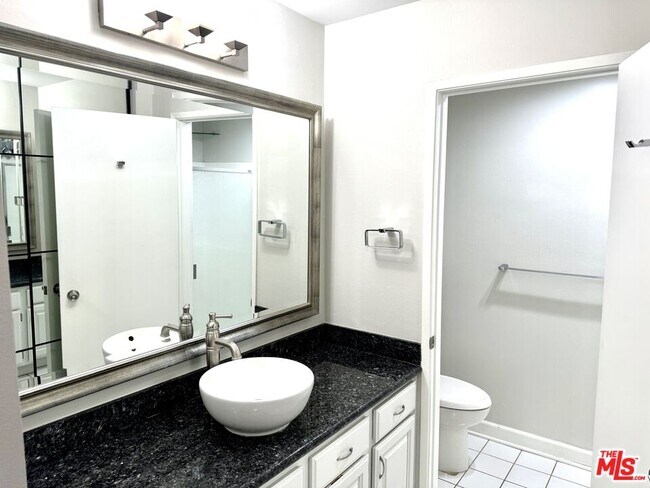 Building Photo - 950 Kings Rd