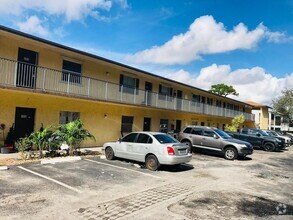 Building Photo - 2Bed 2Bath Condo Lake worth