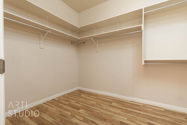 Building Photo - Stunning 3-Bedroom Home with Private Backy...
