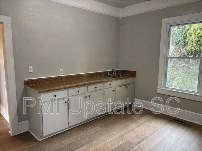 Building Photo - 10 E Main St