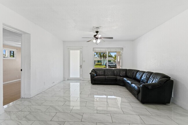 Building Photo - 2748 SW 46th Ct