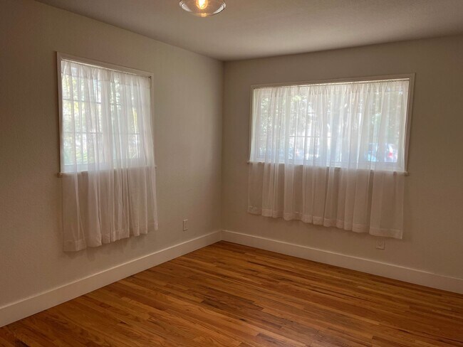 Building Photo - Charming Winters Home