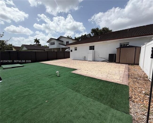 Building Photo - 7565 N Augusta Dr
