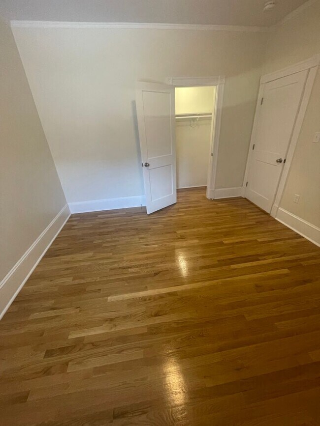 Building Photo - 9/1 No Fee! Sunny 2BR w/private balcony, h...