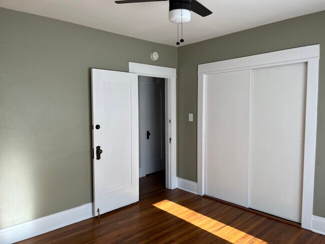 Green Bedroom - 839 E Ocean Blvd
