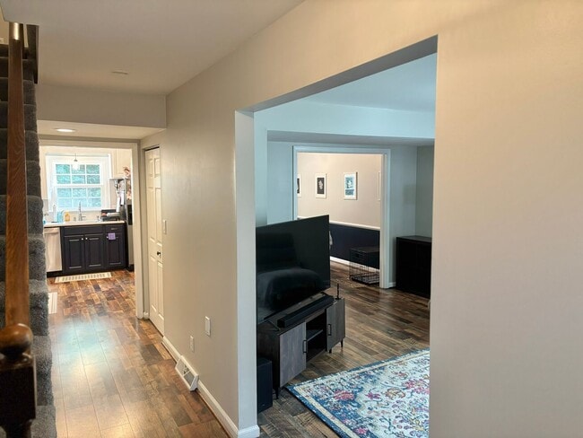 Building Photo - Close to Stonefield Shopping, UVA and walk...