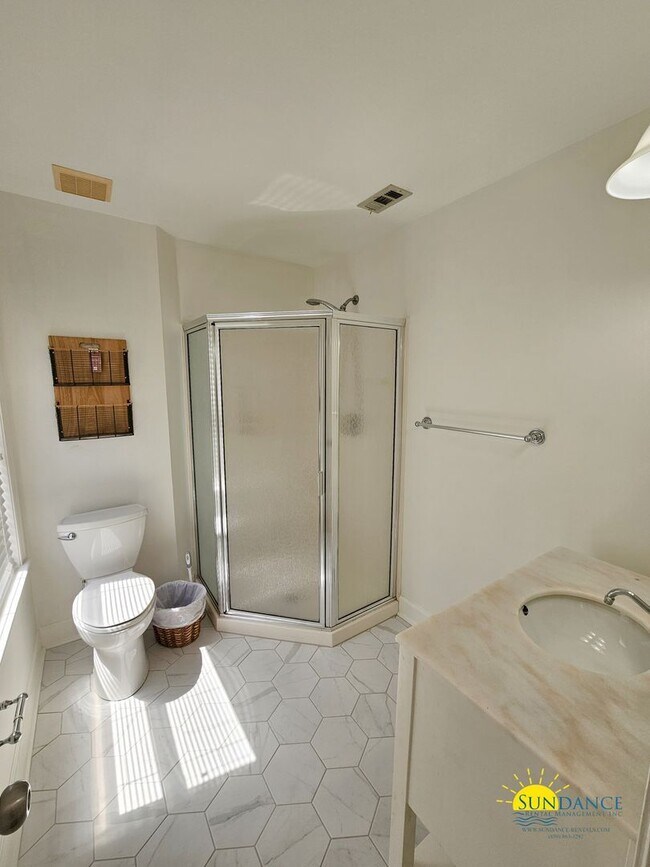 Building Photo - 360 Tradewinds Dr