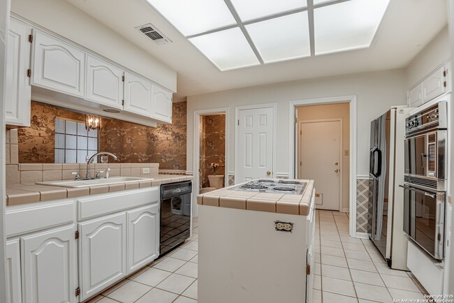 Building Photo - 14823 River Glen N