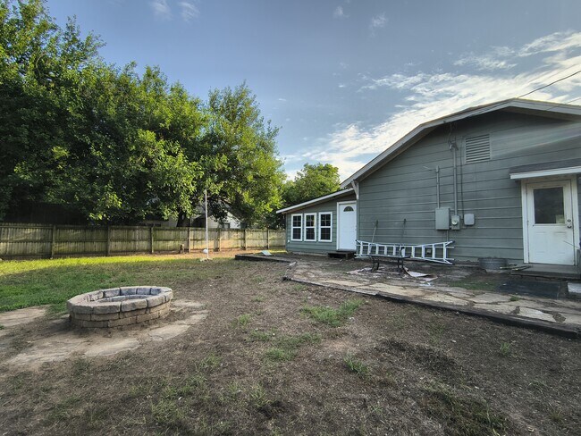 Building Photo - 206 S Elm St