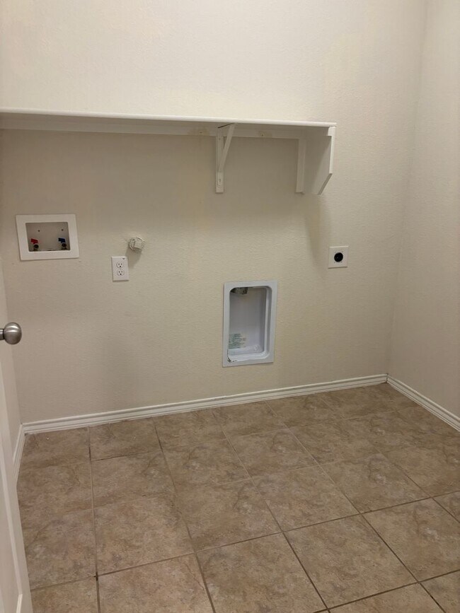 Building Photo - ? Beautiful 4-Bedroom Single-Story in Fort...