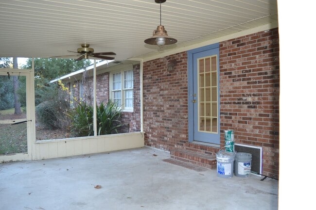 Building Photo - 222 Mary St