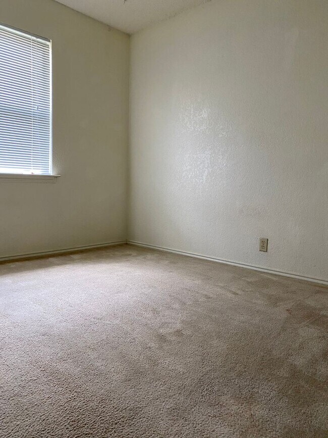Building Photo - Half Duplex ready for immediate move-in!