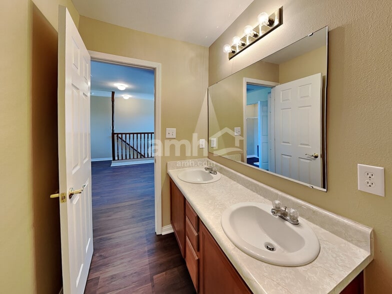 Building Photo - 977 Dorothy Dr