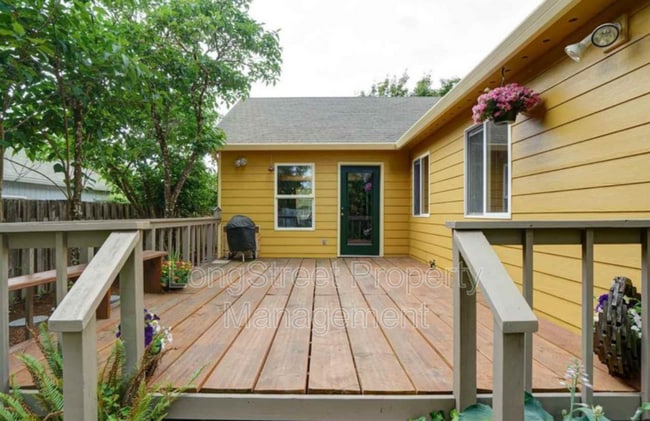 Building Photo - 3937 SW Neer Ave