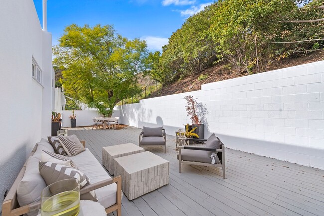 Building Photo - Beautifully Renovated Hollywood Hills House