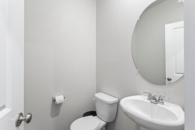 Building Photo - 3BD 2.5BA + Townhouse w/2-Car Garage + AC