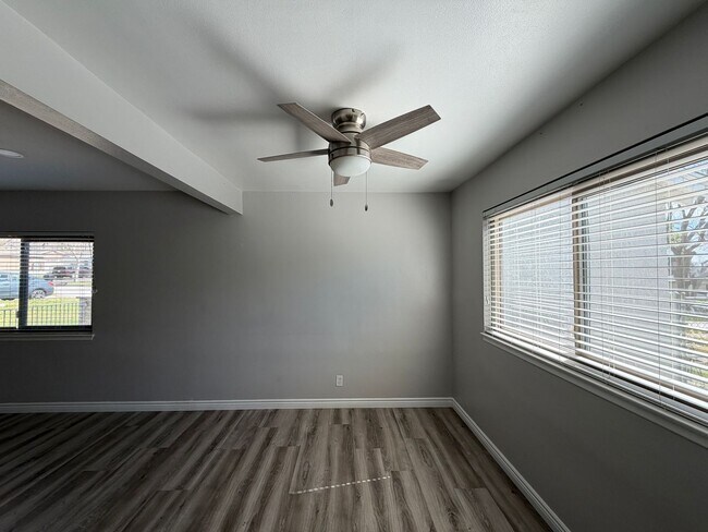 Building Photo - 5034 N Acacia Ave