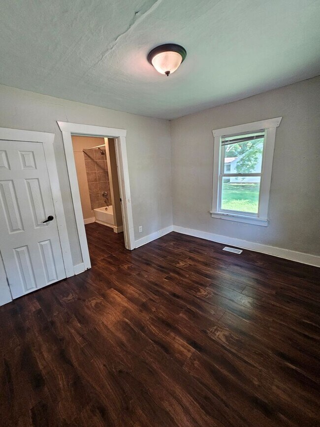 Building Photo - 2 bedroom | 1 Bathroom Home | Pets Welcome!