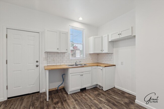 Building Photo - $1,995 - North End 4 Bedroom/ 1.5 bathroom...